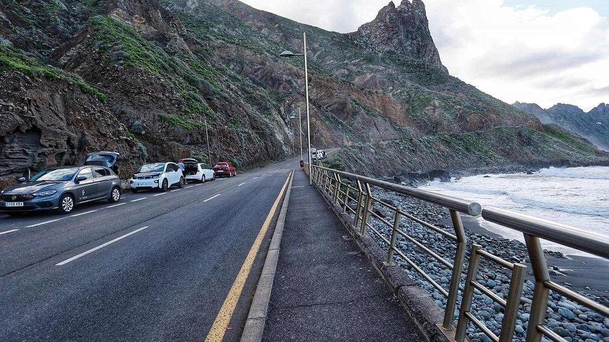 Vecinos y comerciantes reclaman reordenar los aparcamientos en batería a la entrada de la playa del Roque.