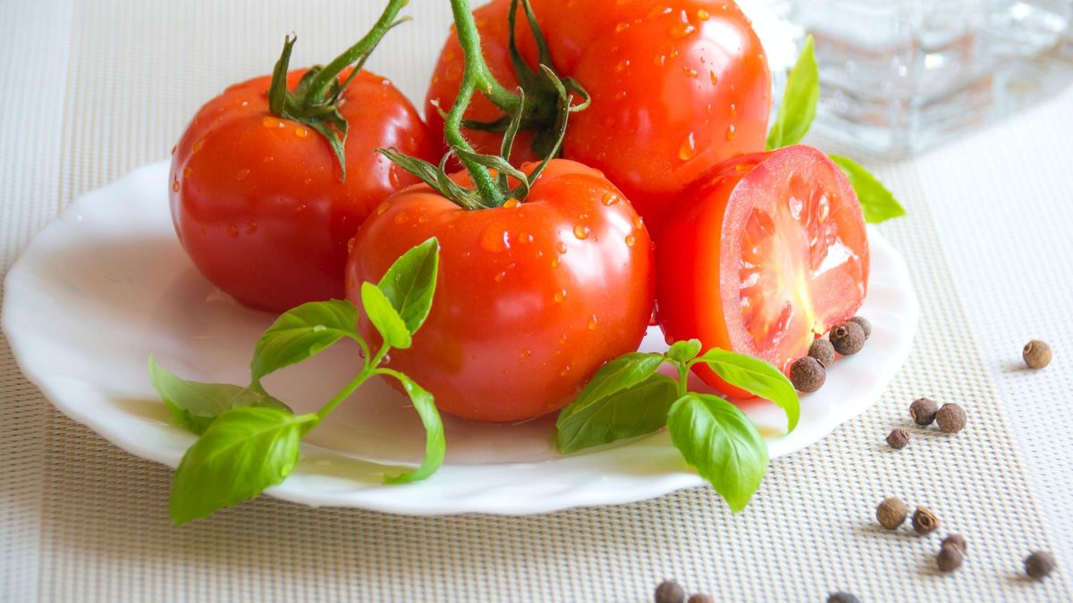 Un plato con tomates