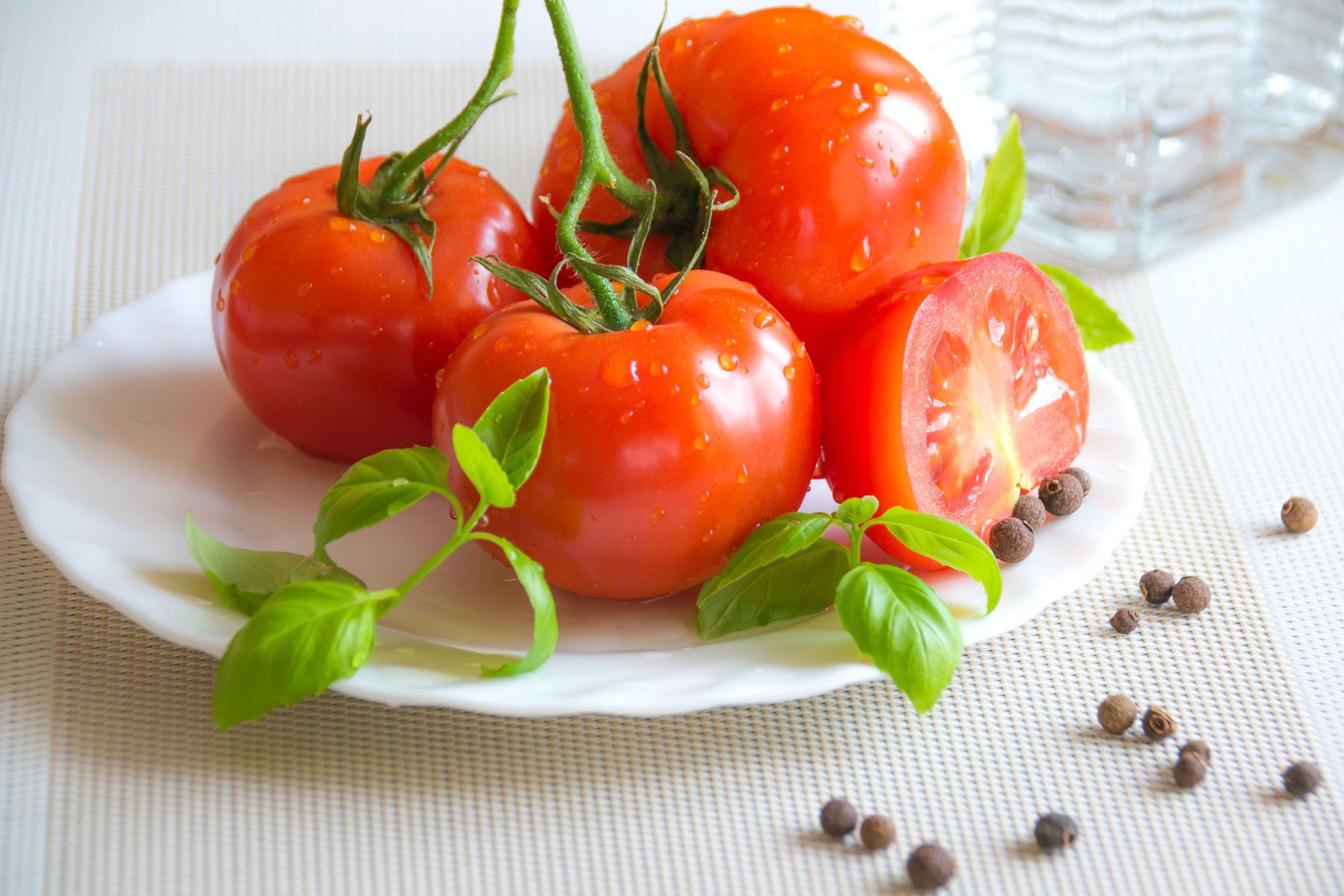 Un plato con tomates
