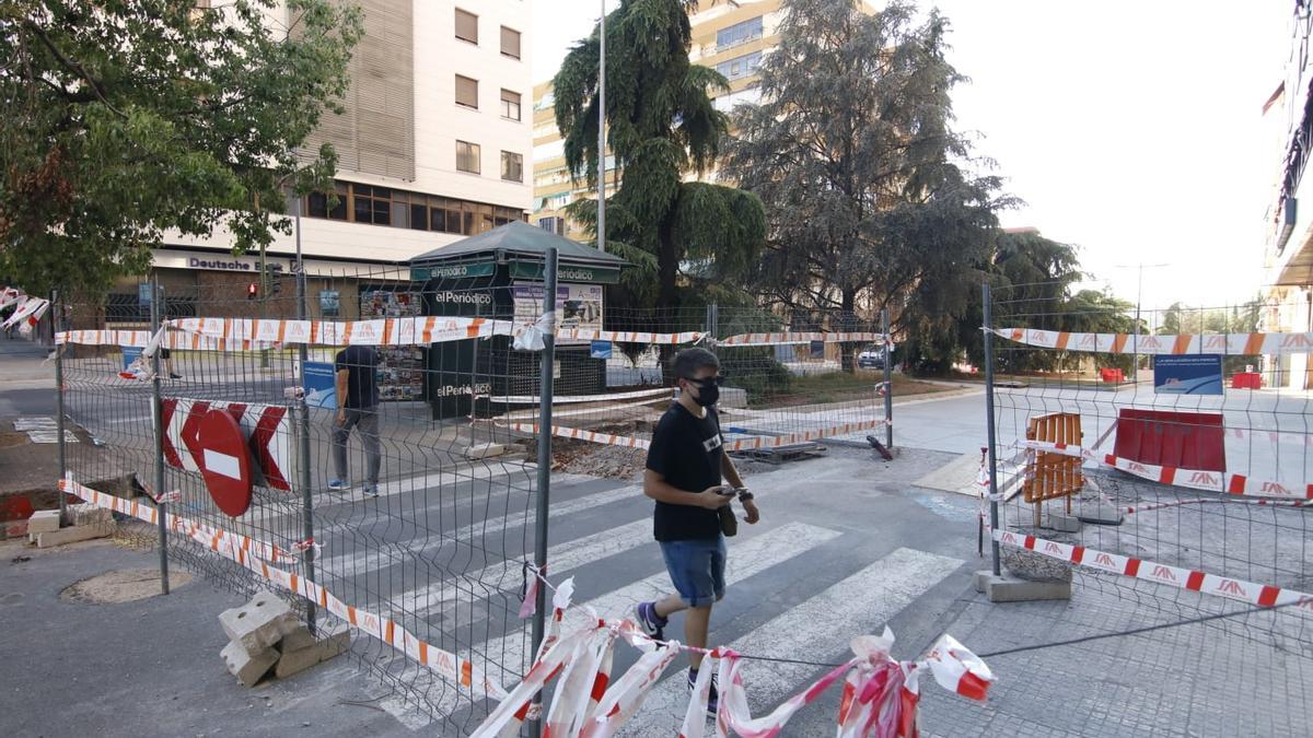 Un peatón cruza el paso de Viena con Virgen de Guadalupe. La calle Viena, en obras, es una de las inversiones que se financia con este programa europeo.