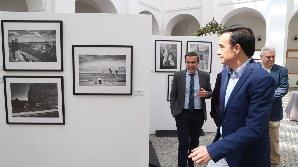 Gumiel y Gallardo visitan la exposición de fotografías 'Sin Barreras' en El Hospital Centro Vivo.