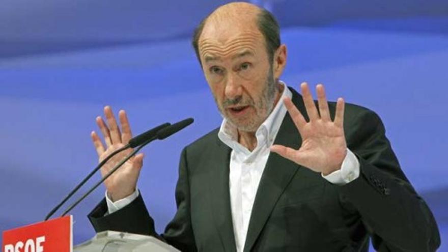 Rubalcaba alerta del riesgo de "pasarse con la dosis de ahorro"