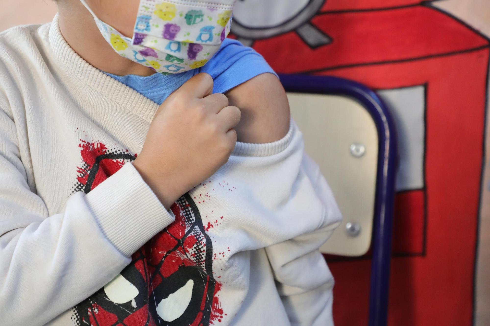 Sanidad vacuna desde hoy a los niños de 5 a 8 años en los colegios de la C. Valenciana