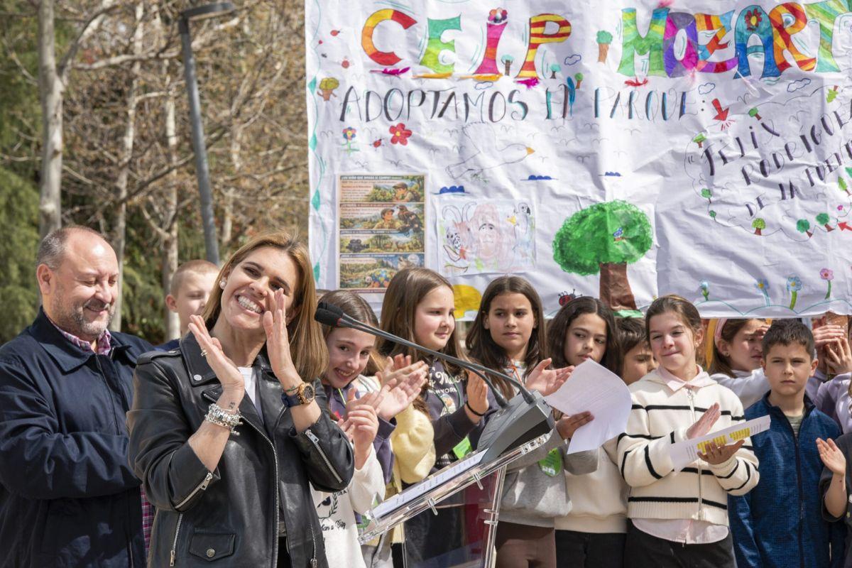 Los alumnos del CEIP Mozart "adoptan" el parque Félix Rodríguez de la Fuente en el Ensanche