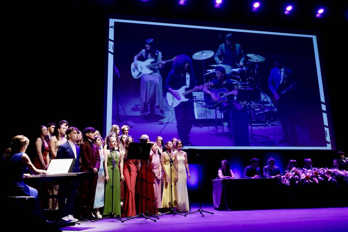Un momento de la parte musical de la ceremonia, en el teatro de la Laboral.