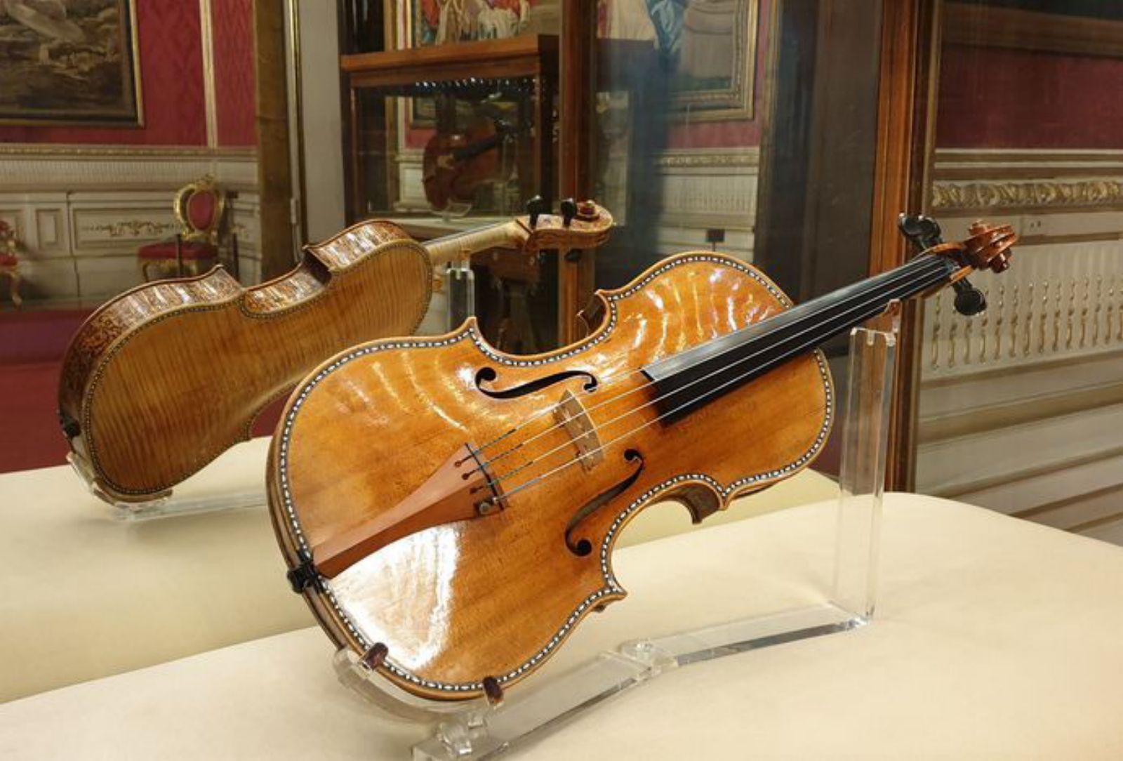 La viola del Cuarteto Palatino, expuesta en el Palacio Real. | © Patrimonio Nacional