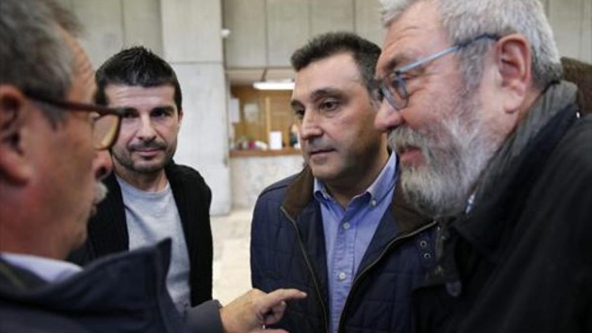 Representantes sindicales de CCOO, UGT y del comité de empresa de Seat, ayer en Madrid tras reunirse con el ministro Soria.