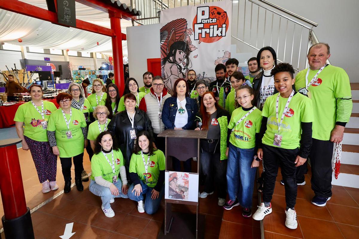 Sandra Insua, no centro, este sábado cos organizadores de PonteFriki.