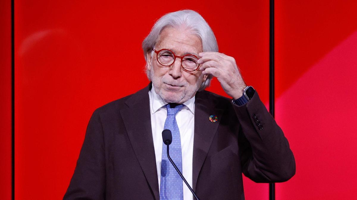 El presidente de Foment del Treball, Josep Sánchez Llibre intervienen en un acto de la patronal catalana, a 28 de noviembre de 2025, en Barcelona, Cataluña (España).