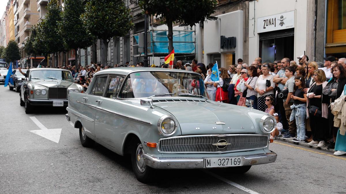Oviedo se vuelca con el desfile del Día de América en Asturias más grande de la historia.