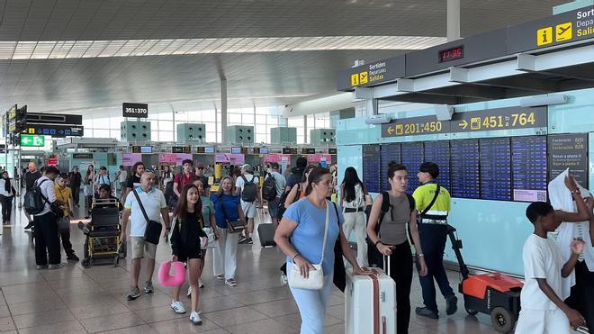 Normalidad en El Prat durante la operación salida de la segunda quincena de agosto, pese a la huelga de Groundforce