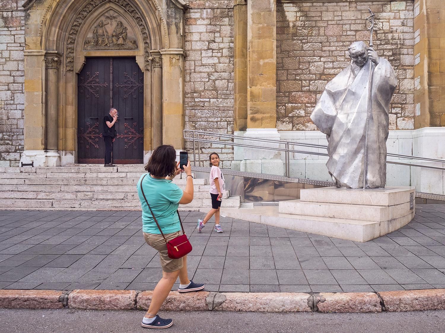 Estatua de Juan Pablo II en la catedral del Corazón de Jesús de Sarajevo