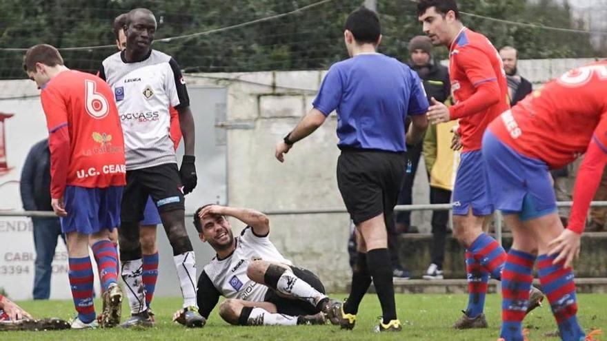 Noel Alonso, en el suelo, junto a Martins, en el Ceares-Caudal de esta temporada.