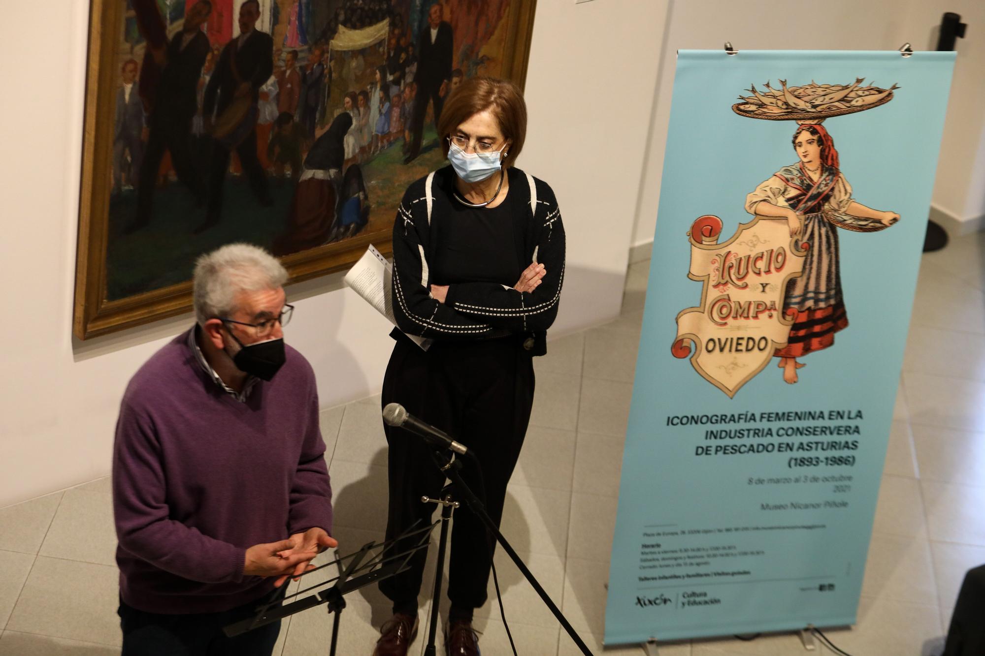 La alcaldesa de Gijón asiste a la inauguración de la exposición iconográfica femenina en la industria conservera