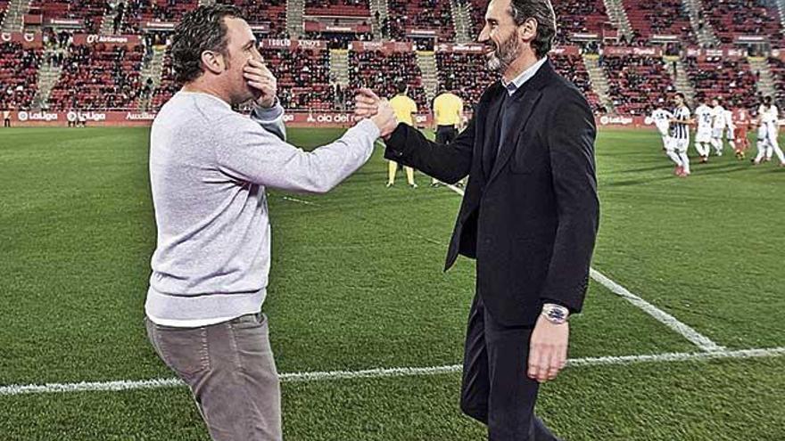 Sergio GonzÃ¡lez y Vicente Moreno se saludan antes del encuentro en Son Moix.