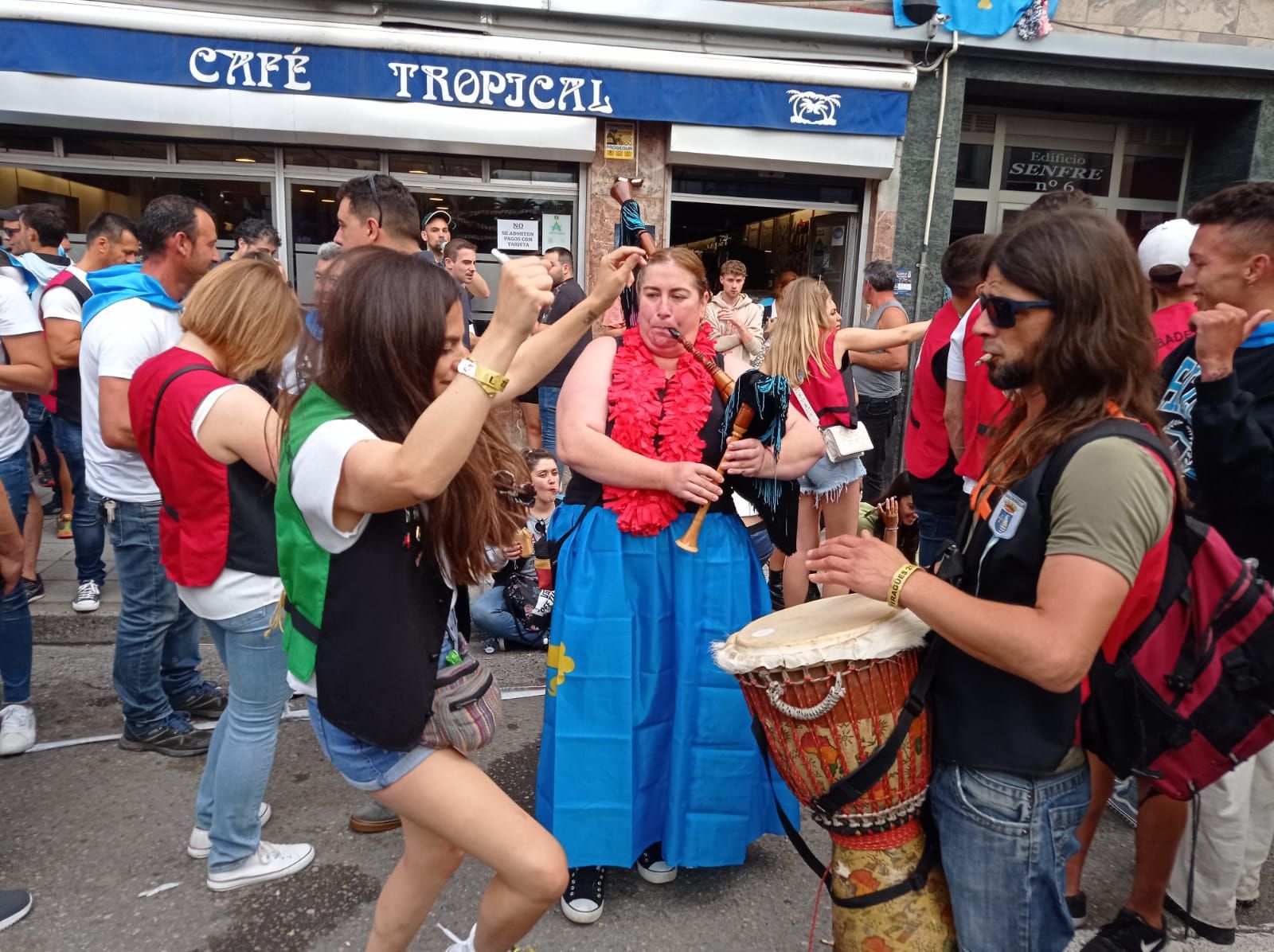 Ambiente en Ribadesella en la gran fiesta de las Piraguas