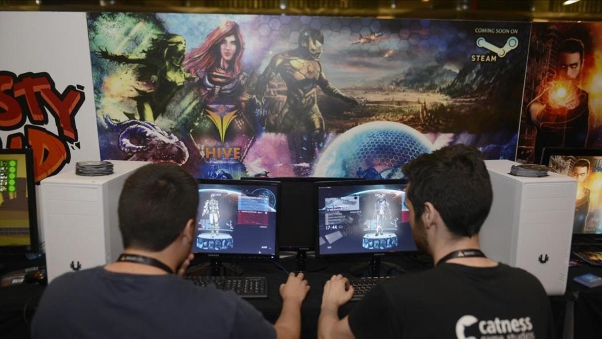 Dos jóvenes prueban un videojuego en la feria Gamelab, en L'Hospitalet.