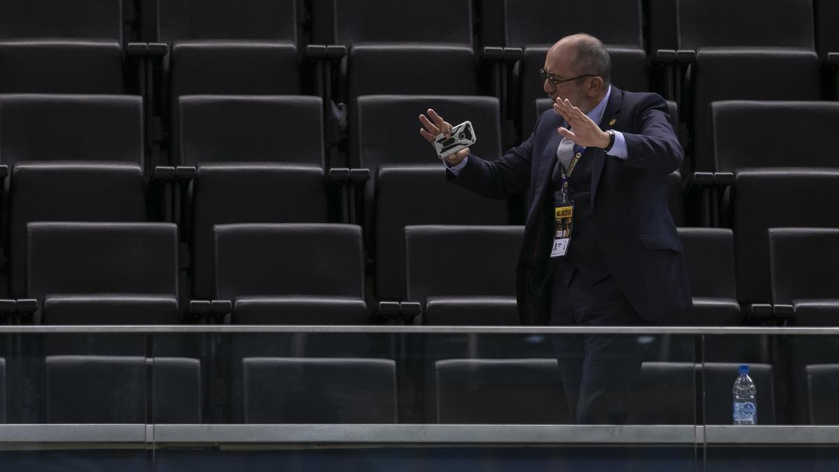 Enrique Moreno con las manos en alto en el Gran Canaria Arena
