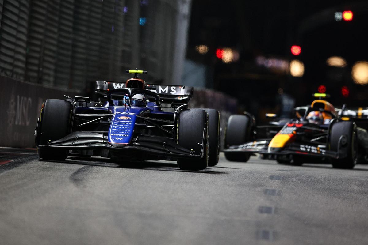 Franco Colapinto, piloto de Williams Racing, seguido por Sergio 'Checo' Pérez, de Red Bull, durante el GP de Singapur.