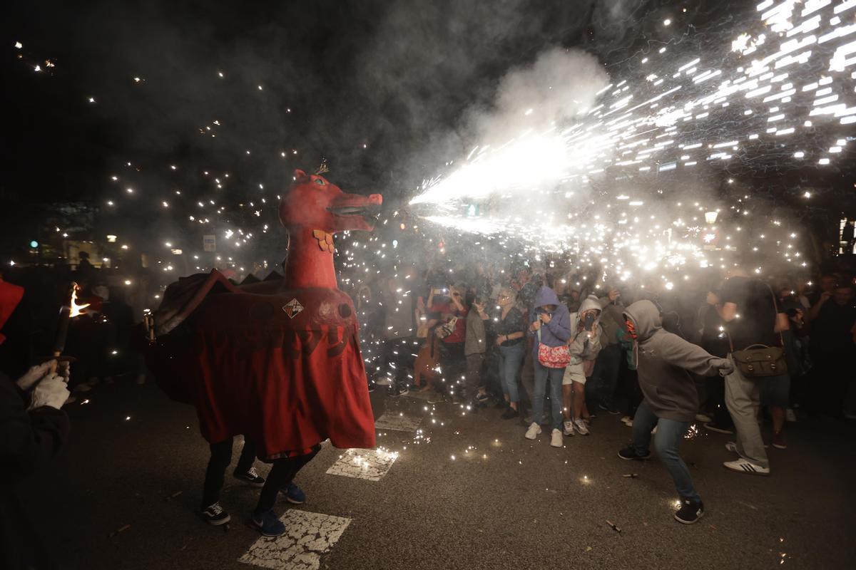 Los diables incendian el Passeig de Gràcia durante el correfoc de la Mercè.