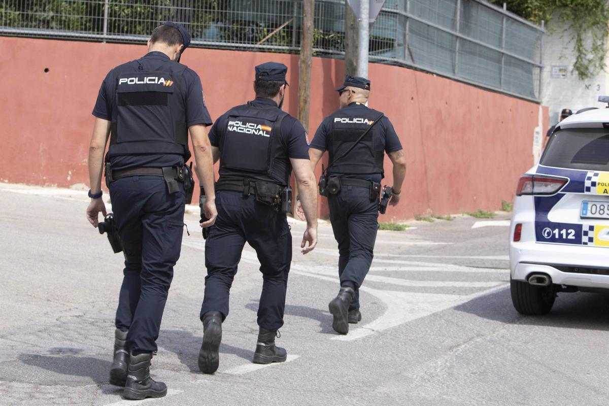 Tres agentes de la Policía Nacional, en Alzira.