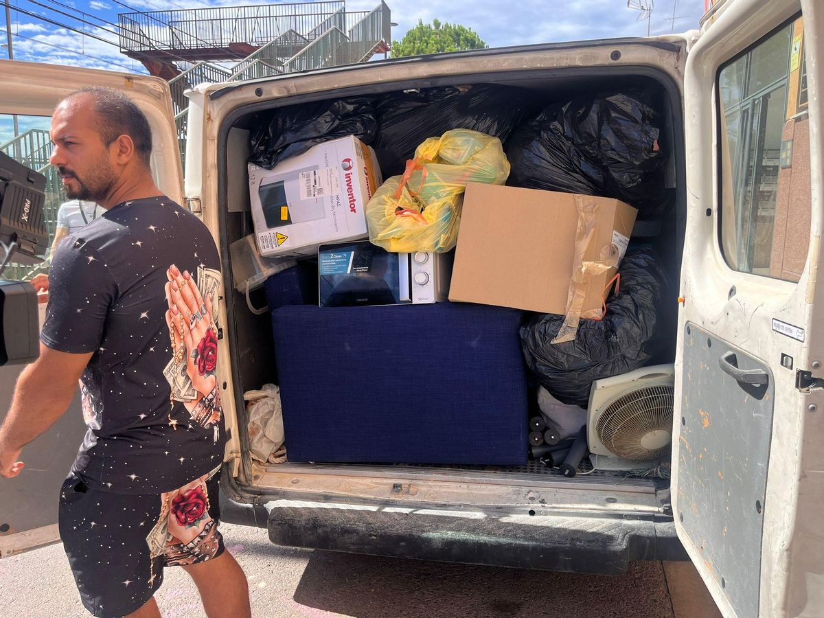 Furgoneta con las pertenencias de Óscar.