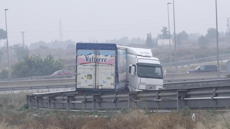 El camión perdió el control y la cabina quedó completamente girada