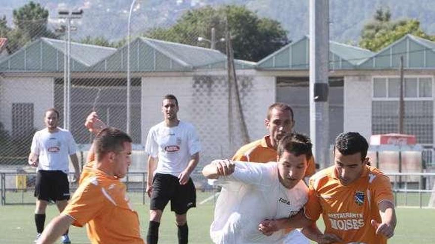 Un jugador del Valladares controla un balón en Oira. // Iñaki Osorio