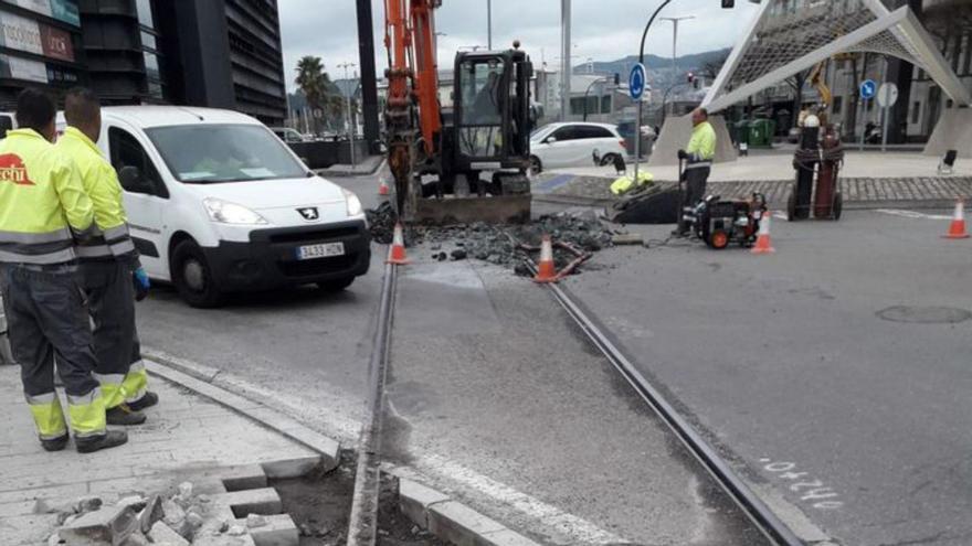 Operarios pican el firme para levantar las antiguas vías del tren en la rotonda de A Laxe.