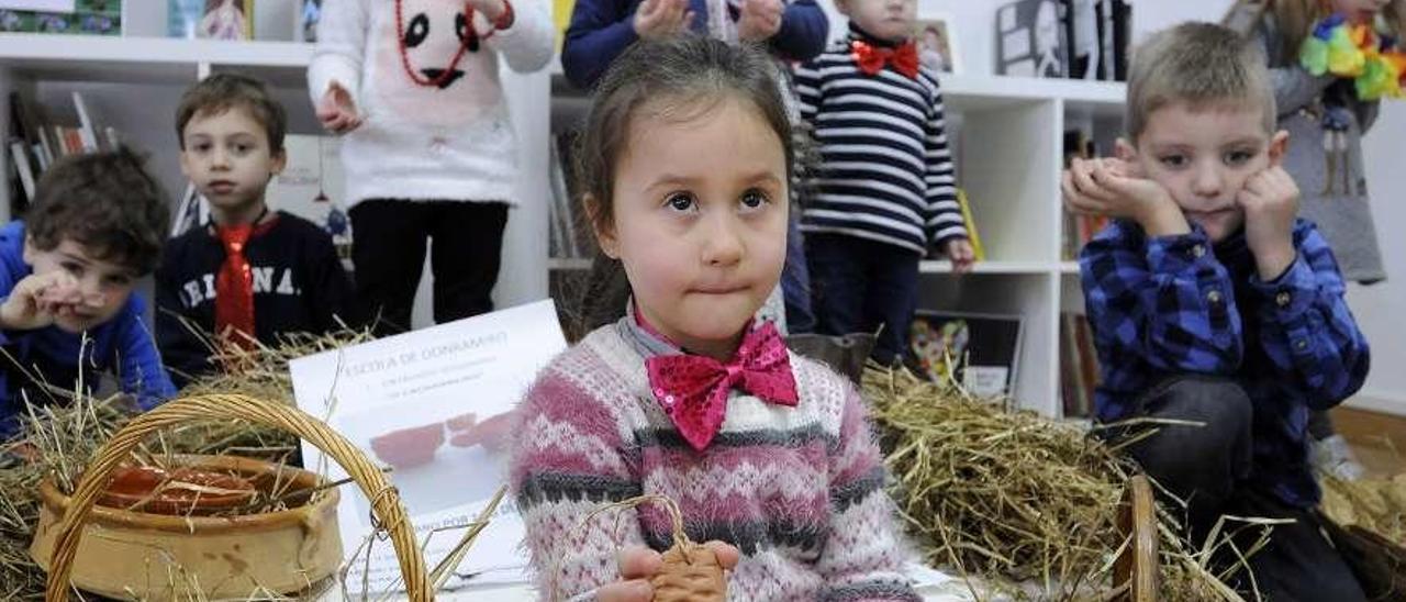 Alumnos de la escuela de Donramiro, el año pasado, en una actividad solidaria. // Bernabé/Javier Lalín