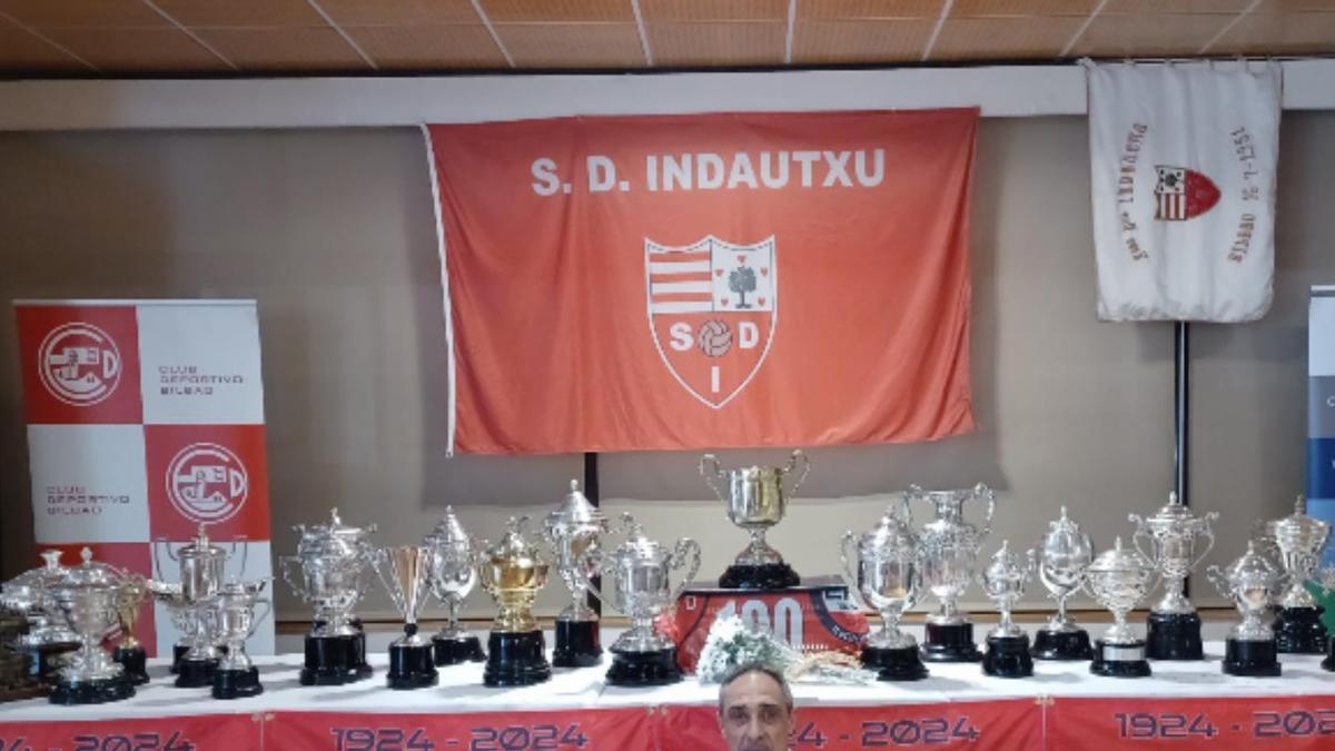Sala de trofeos de la SD Indautxu, el club centenario de Bilbao que aporta jugadores a la selección.