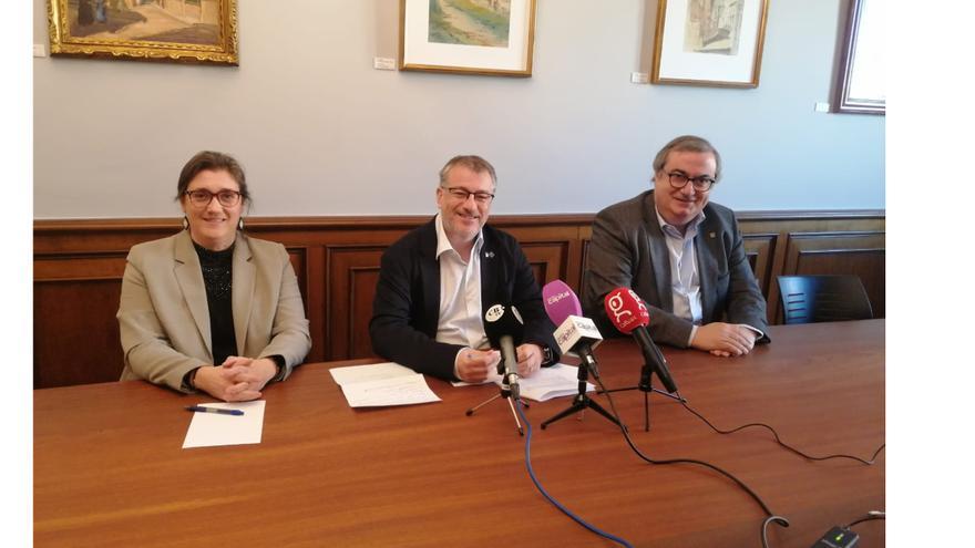 L'alcalde de la Bisbal d'Empordà, Òscar Aparicio, amb els tinents d'alcalde de Junts i Tots x la Bisbal en la presentació del pressupost municipal del 2024