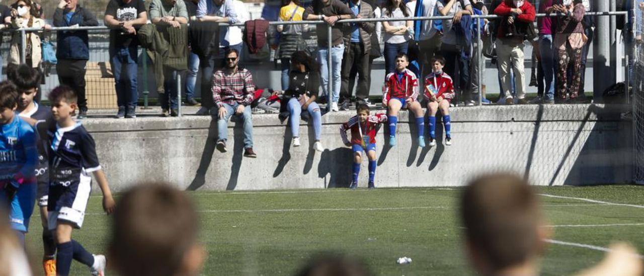 Público en las gradas del campo Juan Antonio Álvarez Rabanal. | Luisma Murias