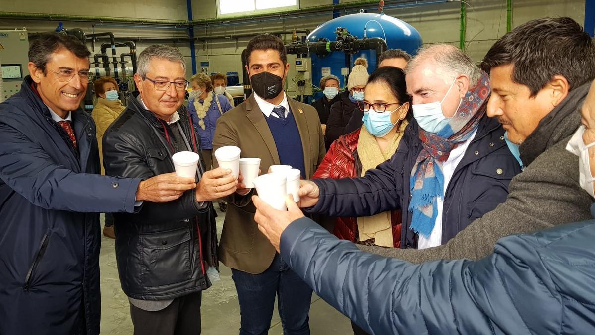 Fernando Fernández Tapia-Ruano, Francisco Salado y Siro Pachón brindan con el agua de la planta potabilizadora.