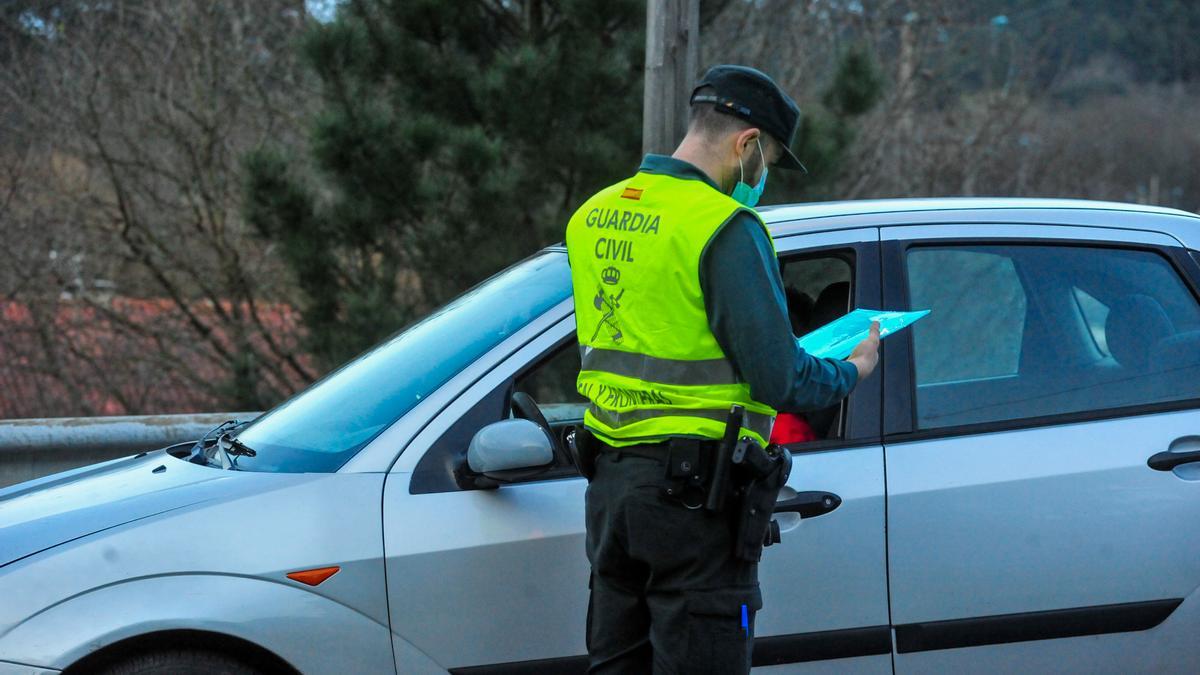 Un control de la Guardia Civil en Catoira.