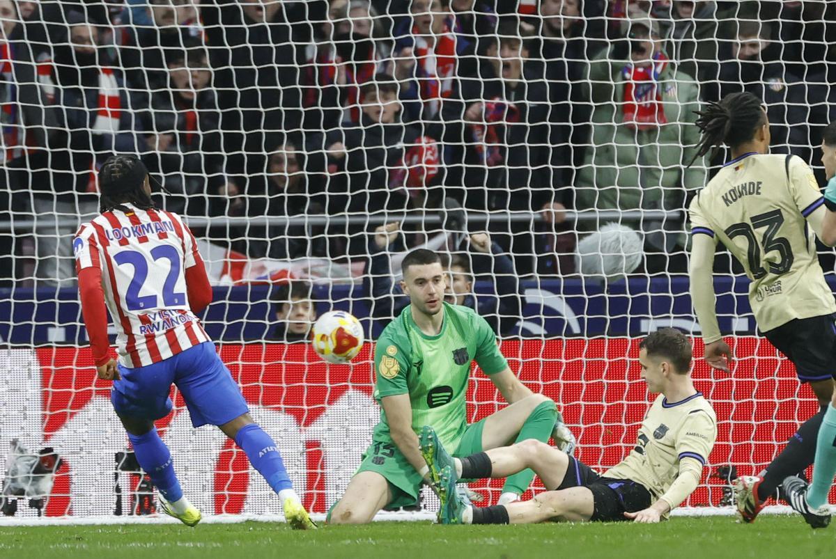 MADRID, 12/02/2026.- El centrocampista del Atlético de Madrid Ademola Lookman (i) dispara a puerta durante el partido de ida de la semifinales de la Copa del Rey que Atlético de Madrid y FC Barcelona disputan este jueves en el estadio Metropolitano, en Madrid. EFE/Mariscal