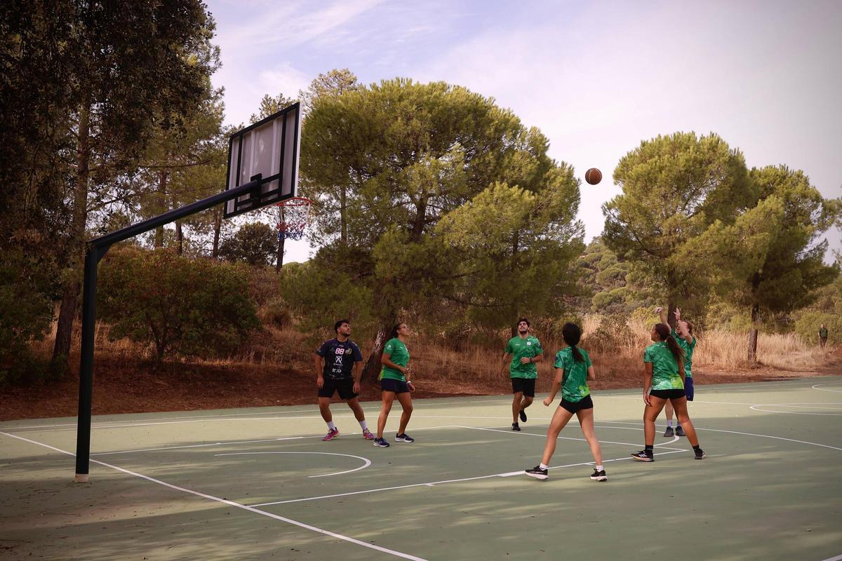 Un grupo de alumnos del López Neyra juega en la nueva pista de baloncesto de Los Villares.