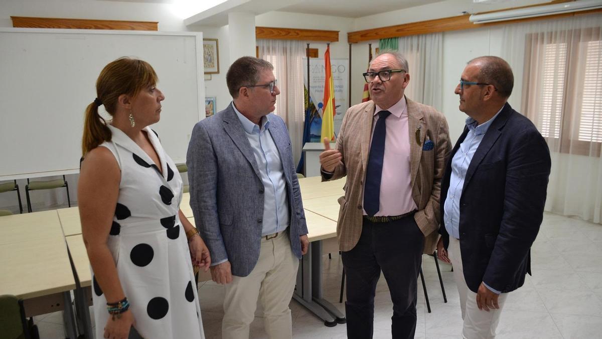 El conseller de Turismo, Guillem Ginard, durante la reunión con los agentes turísticos de Playa de Muro