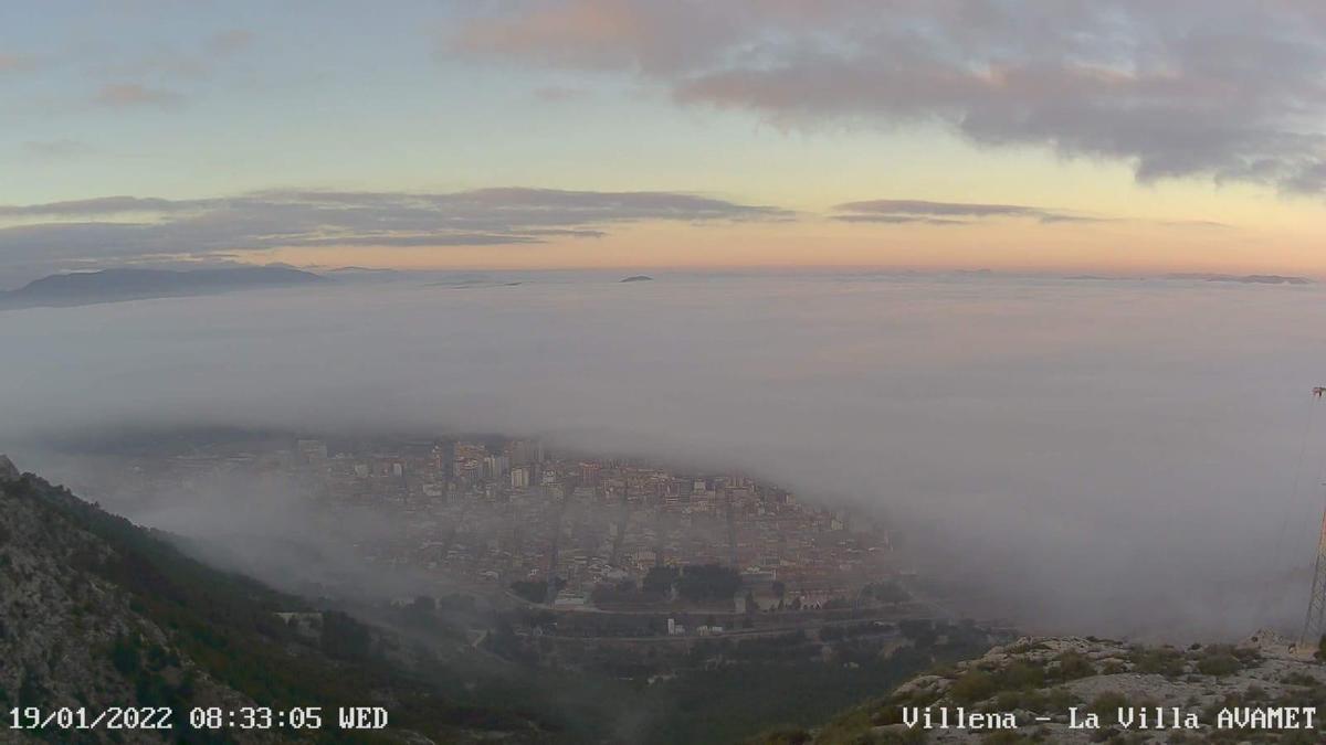 La ciudad de Villena envuelta en la niebla al amanecer.