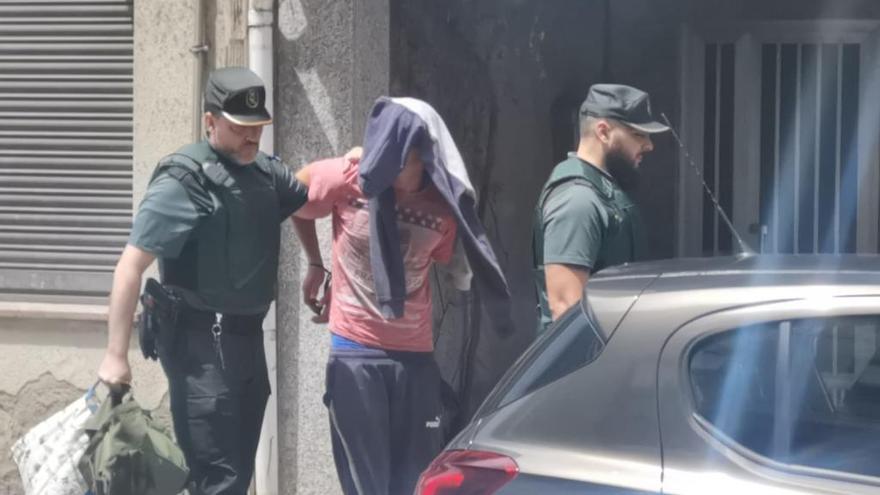 La Guardia Civil tras detener al joven alemán en su piso. // sondolouro