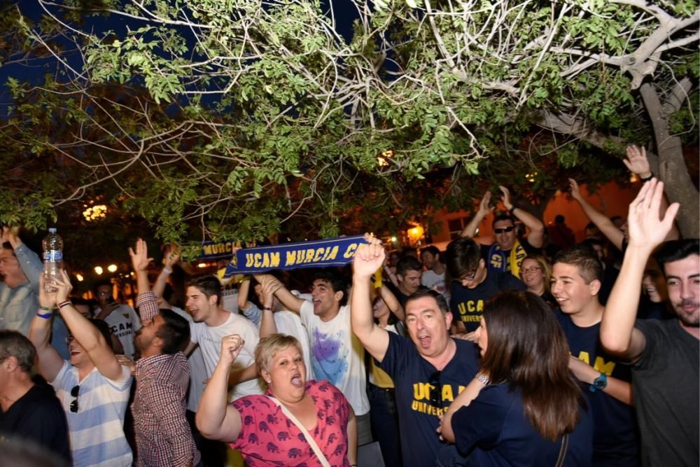 Los aficionados del UCAM lo celebran desde la universidad