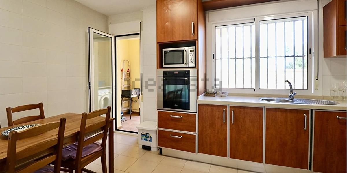 La cocina del chalet de Lucas en Cádiz.jpg