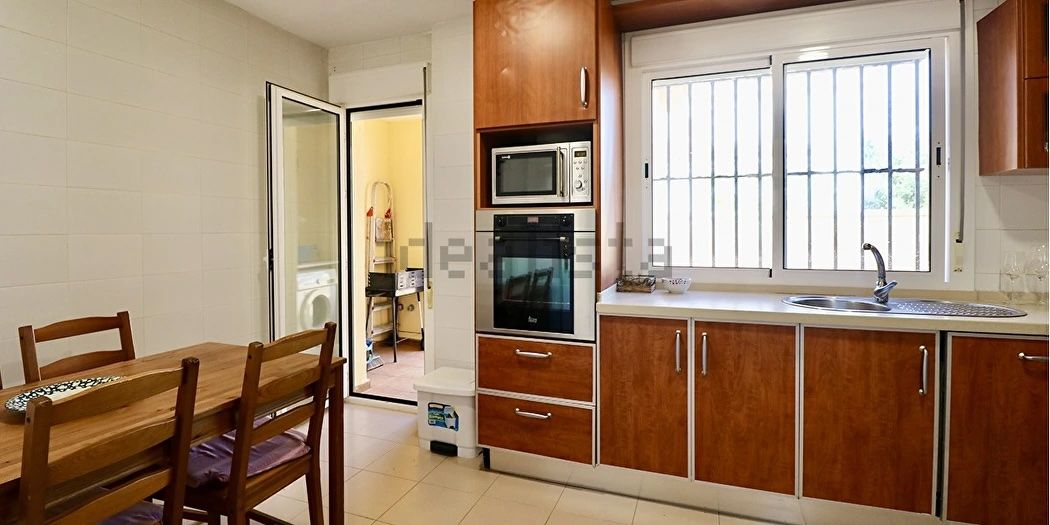 La cocina del chalet de Lucas en Cádiz.jpg