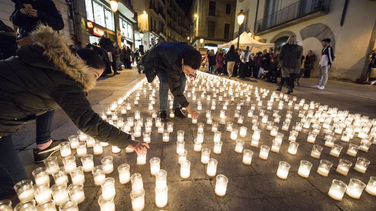 Imatge d&#039;arxiu d&#039;una encesa d&#039;espelmes contra la violència masclista a la Plana de l&#039;Om de Manresa