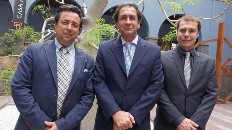 De izquierda a derecha, David Hernández, Luis Padrón y Abel Velasco, director comercial de Suardiaz.