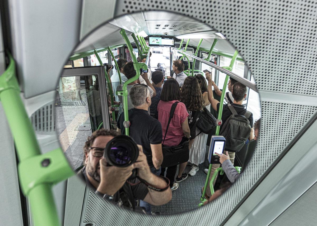 Las pantallas se instalarán en todos los vehículos de transporte urbano de autobús