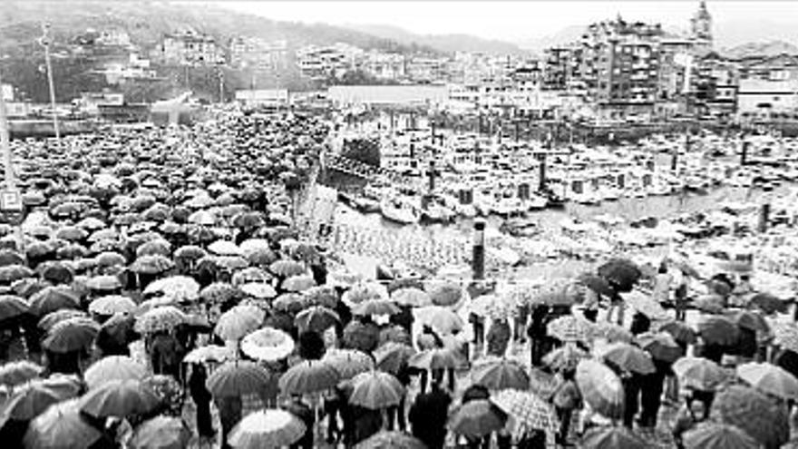 Els manifestants al seu pas pel port de Bermeo, on hi ha l&#039;empresa del tonyinaire