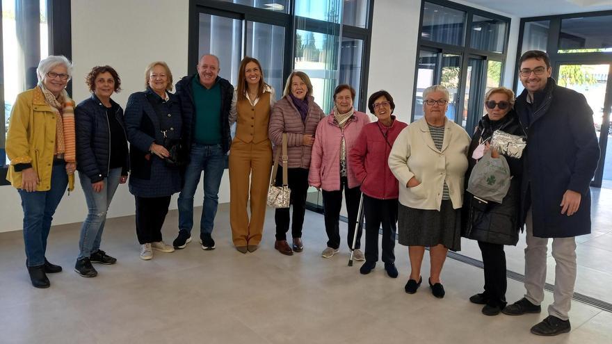 La alcaldesa, María Tormo, visitó el nuevo espacio junto a las tres asociaciones vecinales de esta zona de Almassora.