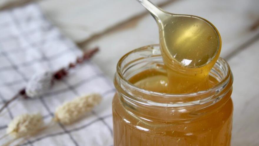 Comer miel aliviará las molestias en la garganta