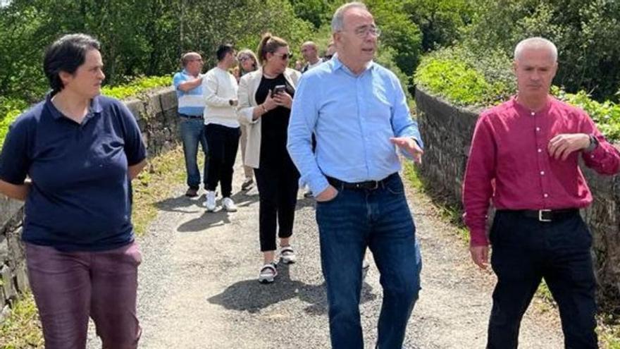 O alcalde compostelán, Xosé Sánchez Bugallo, durante o seu percorrido con veciños pola zona de Busto.